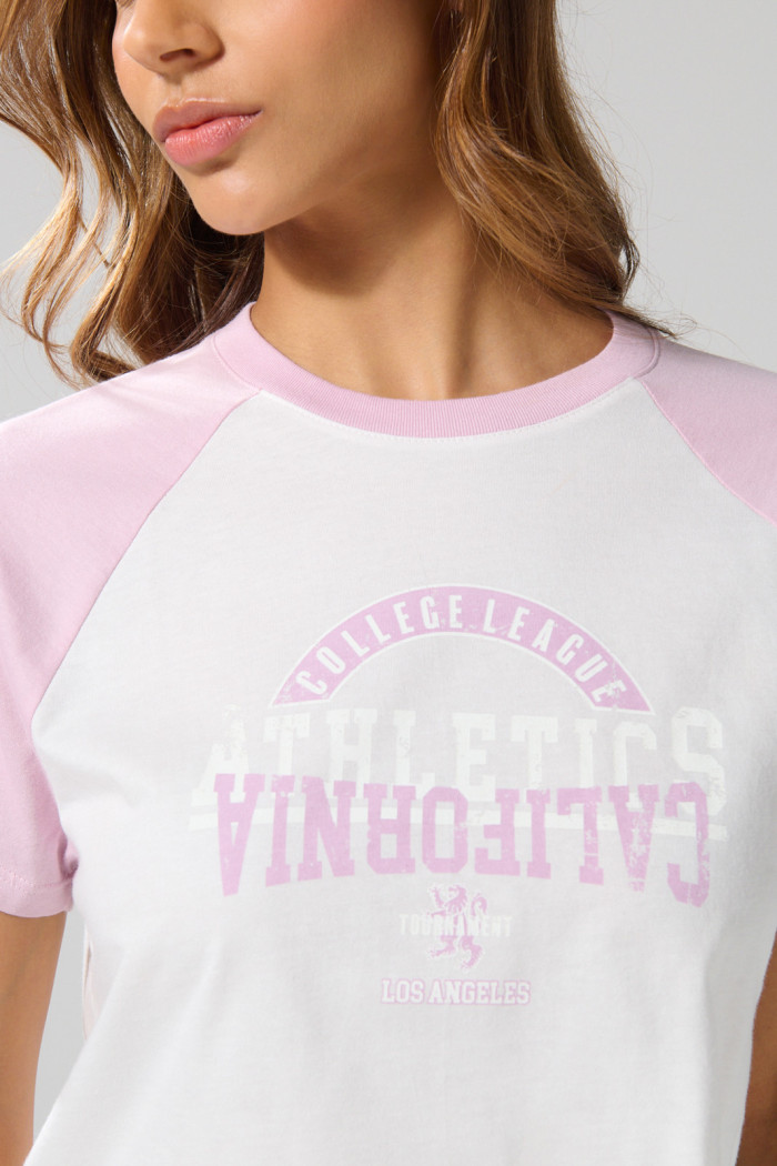 Camiseta college crema con manga ranglan en contraste