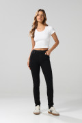Jean mom negro con bota recta, tiro súper alto y bolsillos