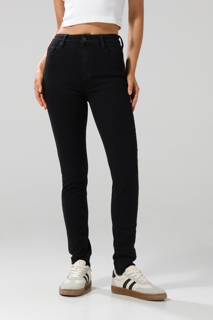 Jean mom negro con bota recta, tiro súper alto y bolsillos