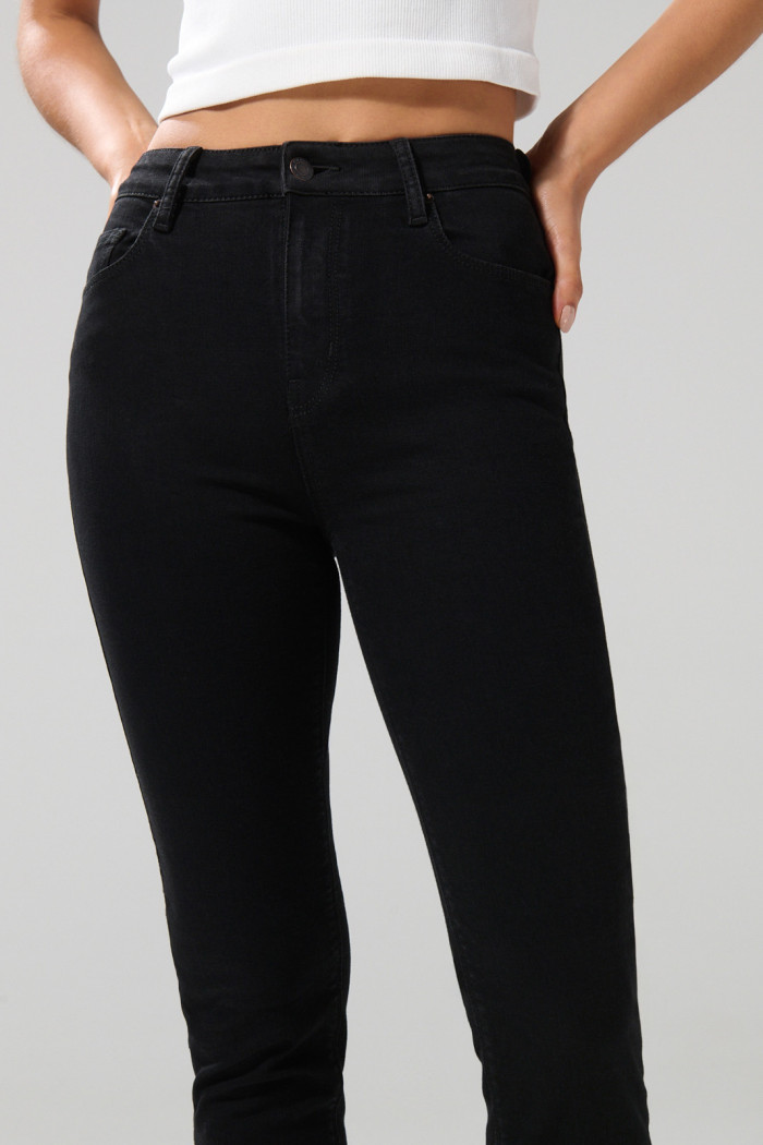 Jean mom negro con bota recta, tiro súper alto y bolsillos