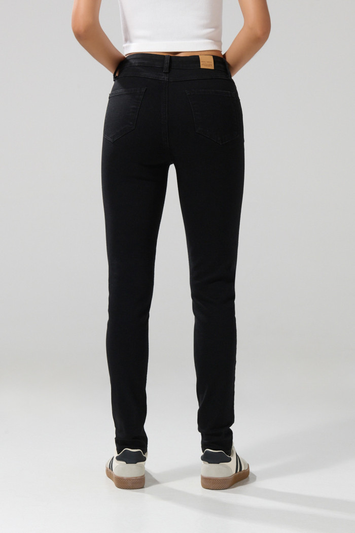 Jean mom negro con bota recta, tiro súper alto y bolsillos
