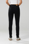 Jean mom negro con bota recta, tiro súper alto y bolsillos