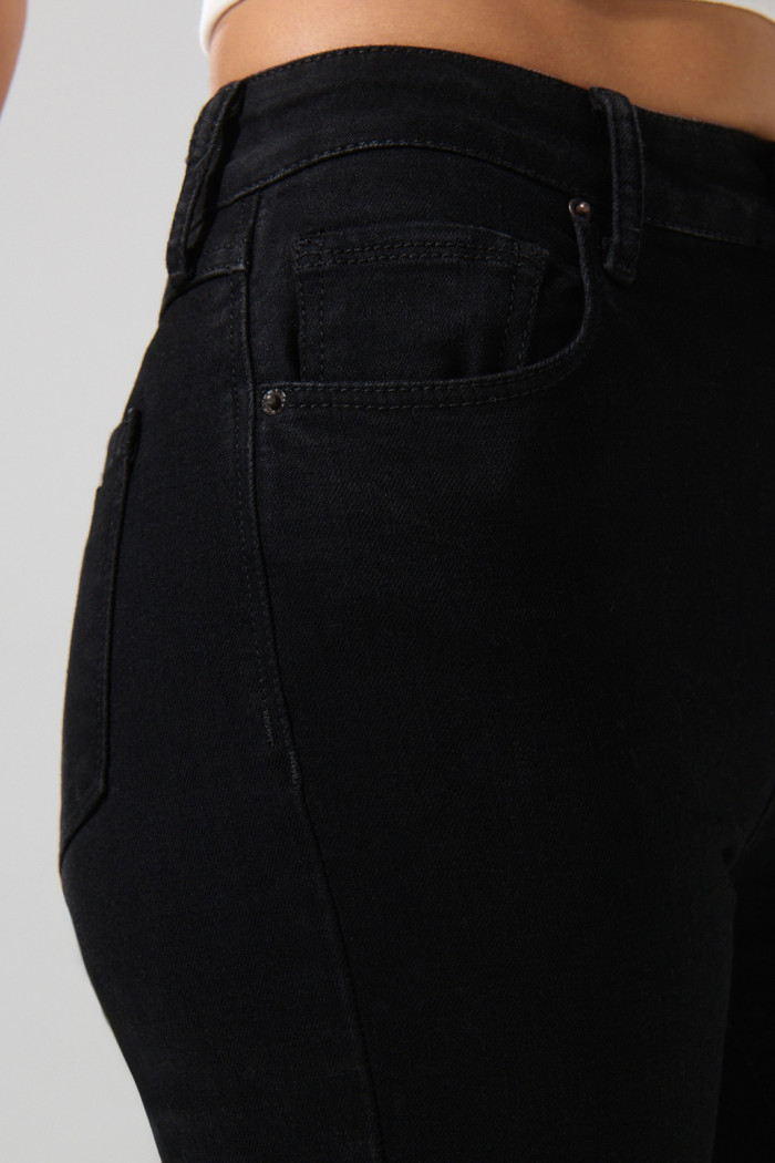 Jean mom negro con bota recta, tiro súper alto y bolsillos