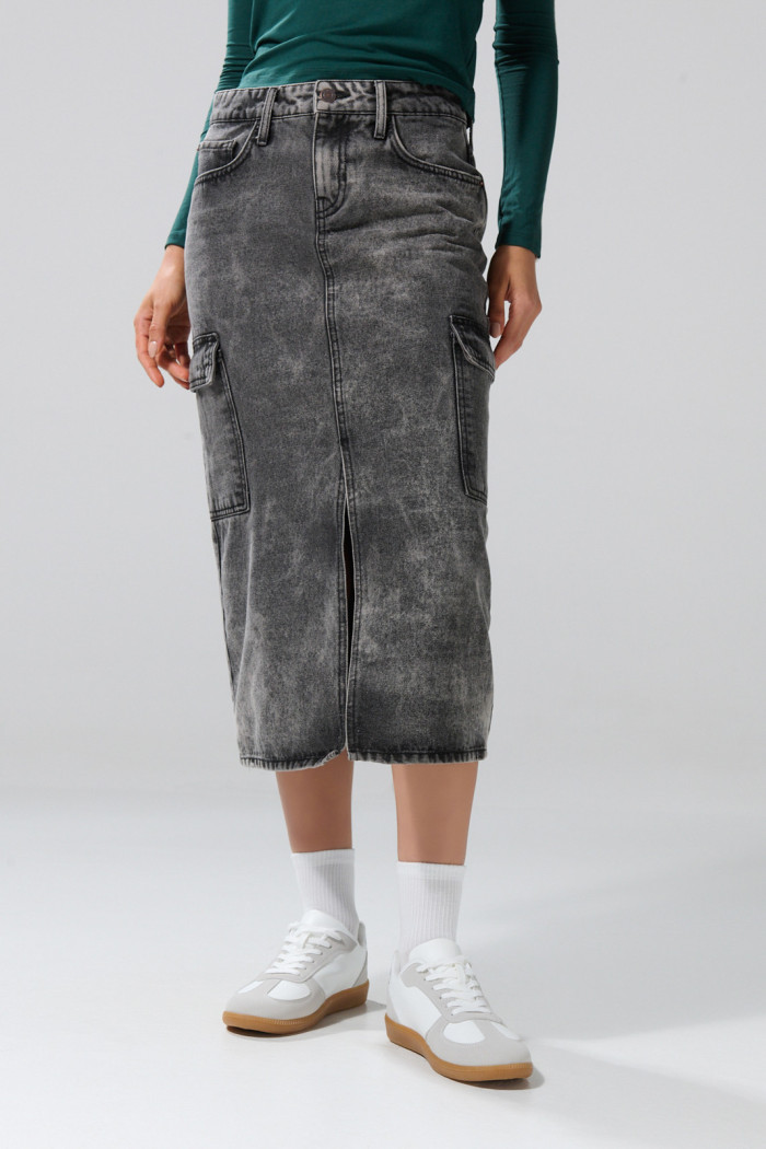Falda larga de jean cargo gris oscura con tiro medio