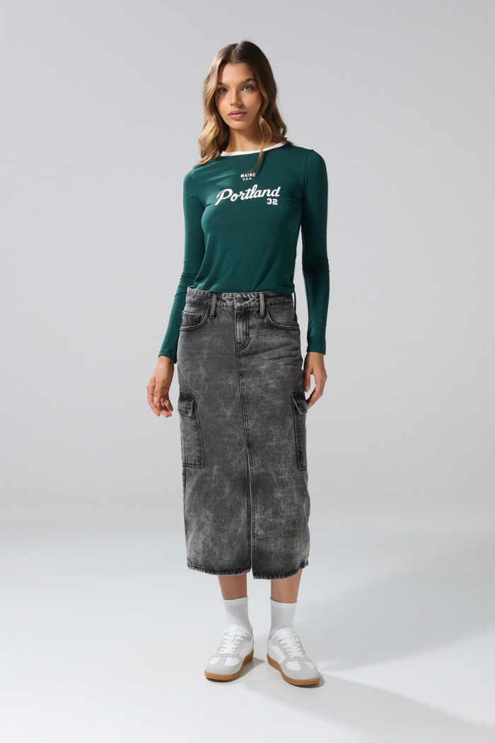 Falda larga de jean cargo gris oscura con tiro medio