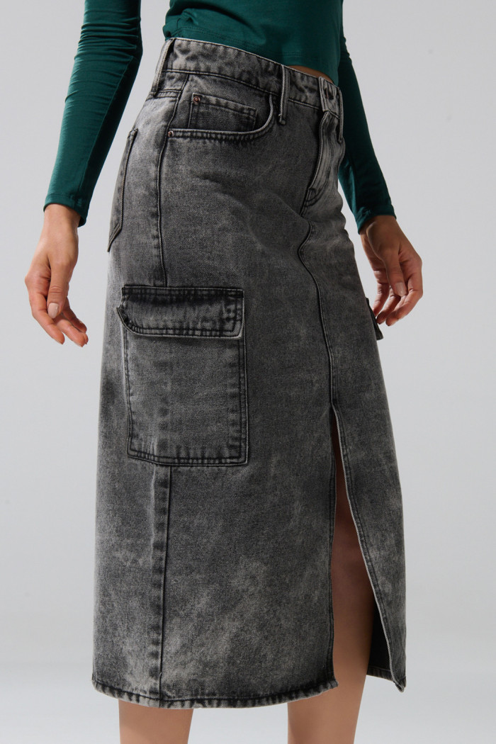 Falda larga de jean cargo gris oscura con tiro medio