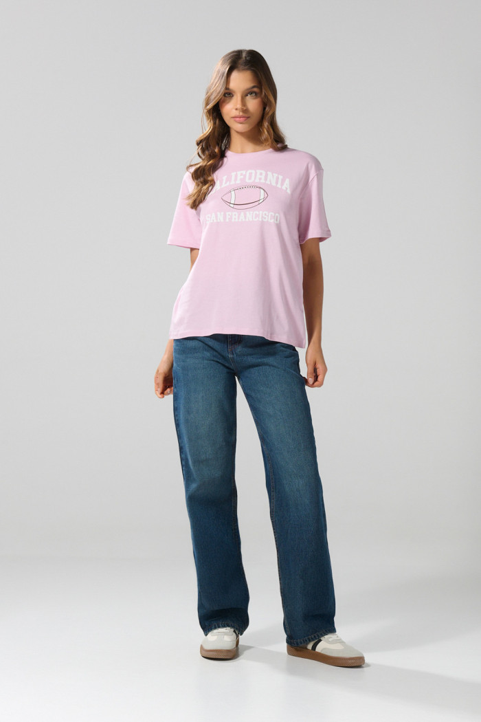 Camiseta rosada cuello redondo con arte college numérico