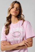 Camiseta rosada cuello redondo con arte college numérico