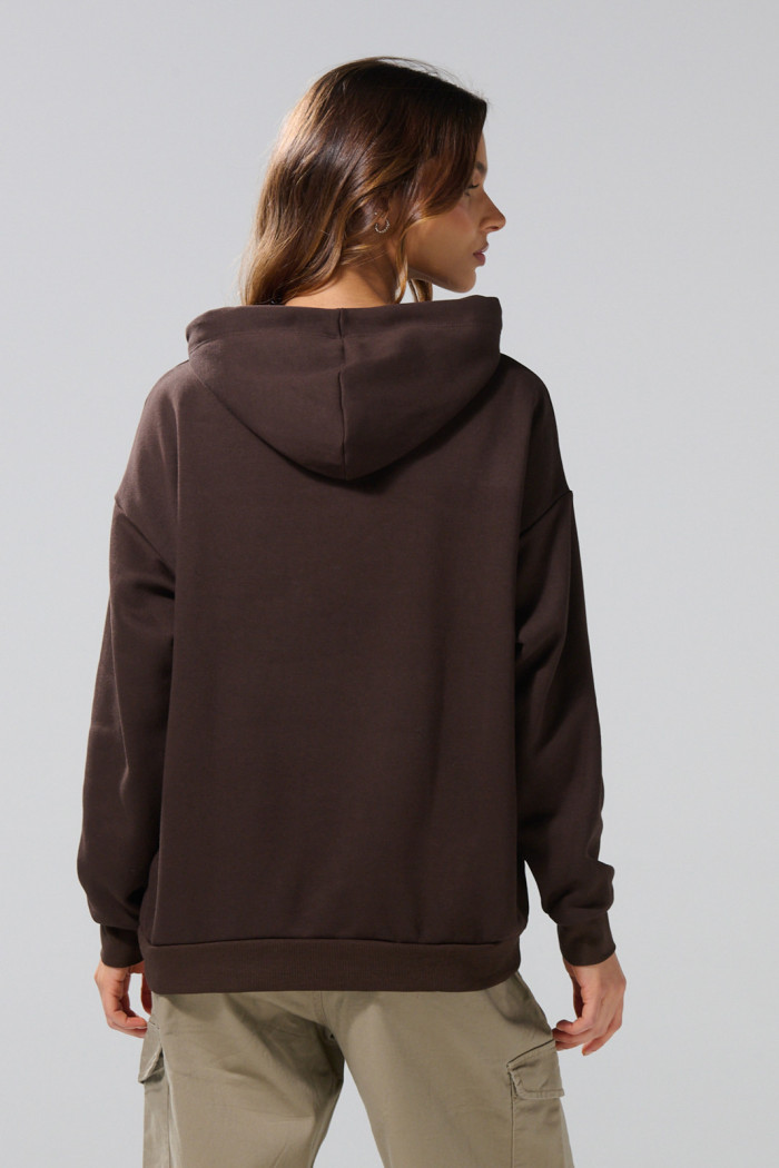 Buzo oversize café oscuro con capota y arte college