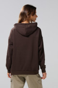 Buzo oversize café oscuro con capota y arte college