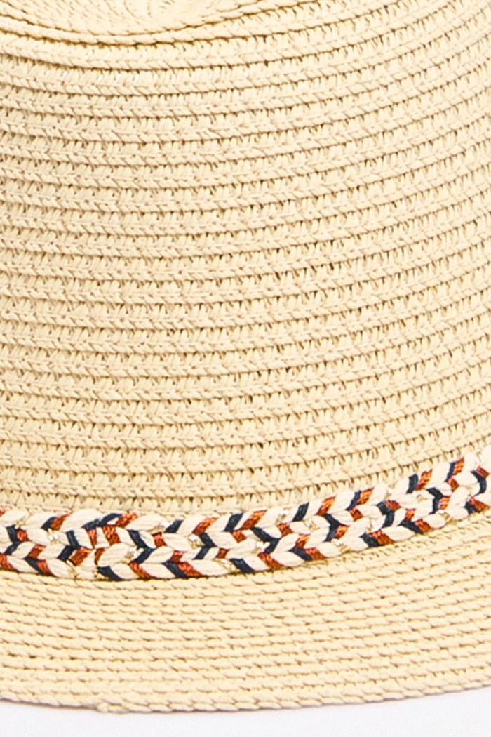 Sombrero crema claro fedora con cinta colorida trenzada