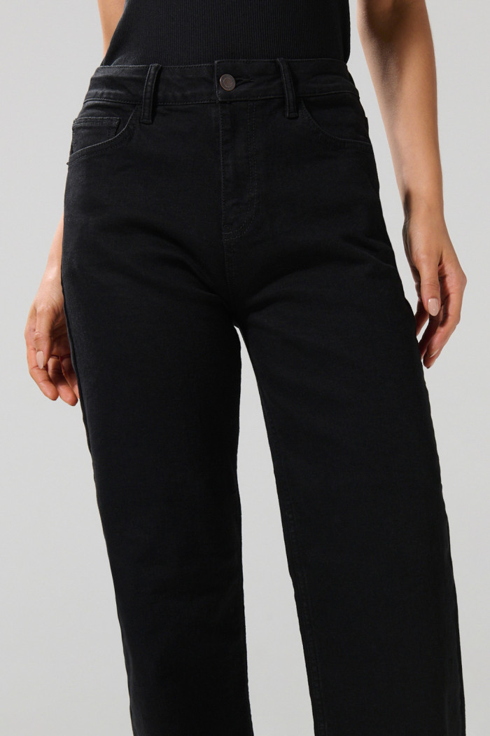 Jean straight leg bota recta negro con tiro alto