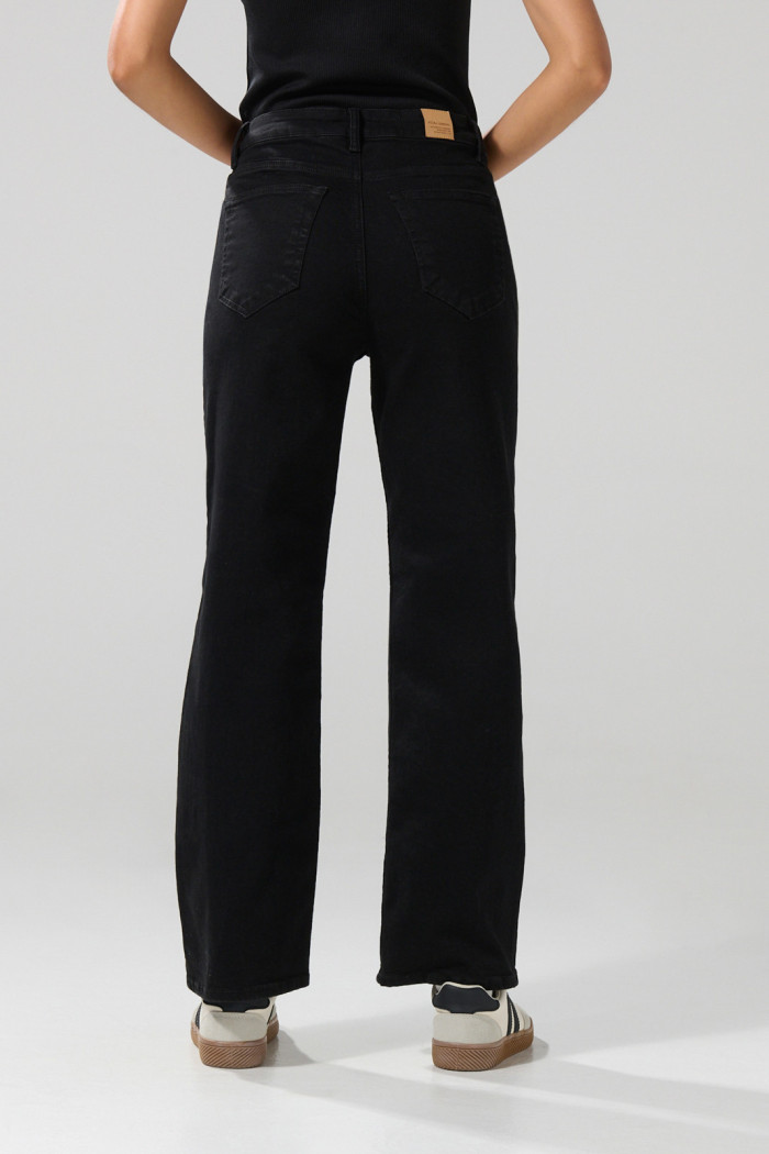 Jean straight leg bota recta negro con tiro alto