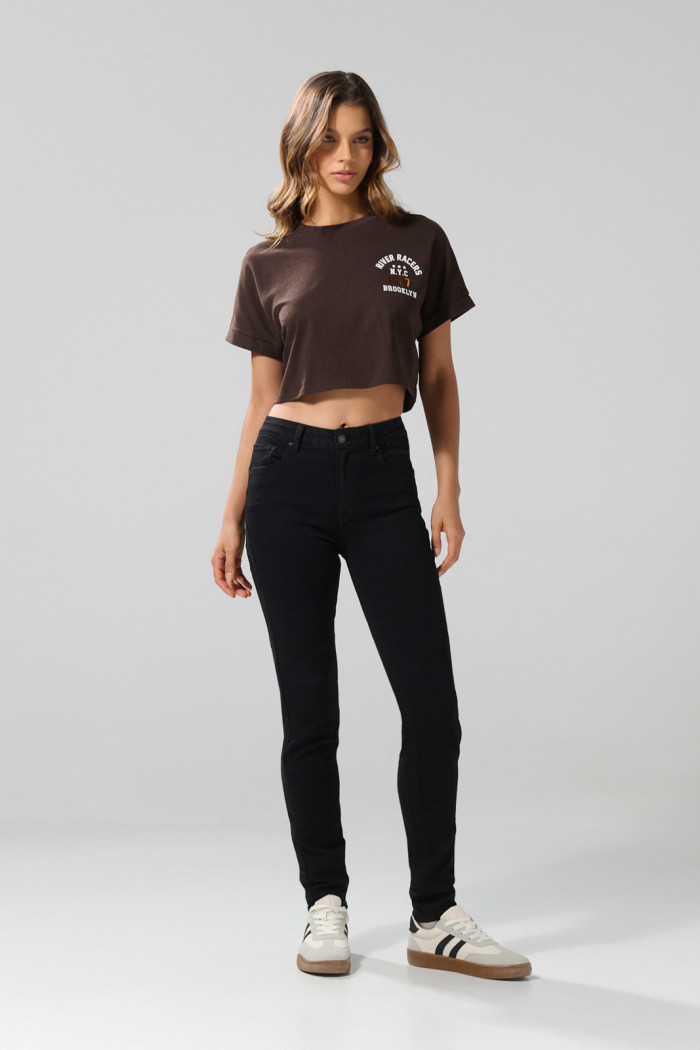 Jean negro push up con relace posterior y tiro alto
