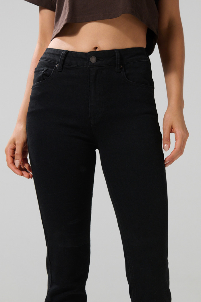 Jean negro push up con relace posterior y tiro alto
