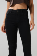 Jean negro push up con relace posterior y tiro alto
