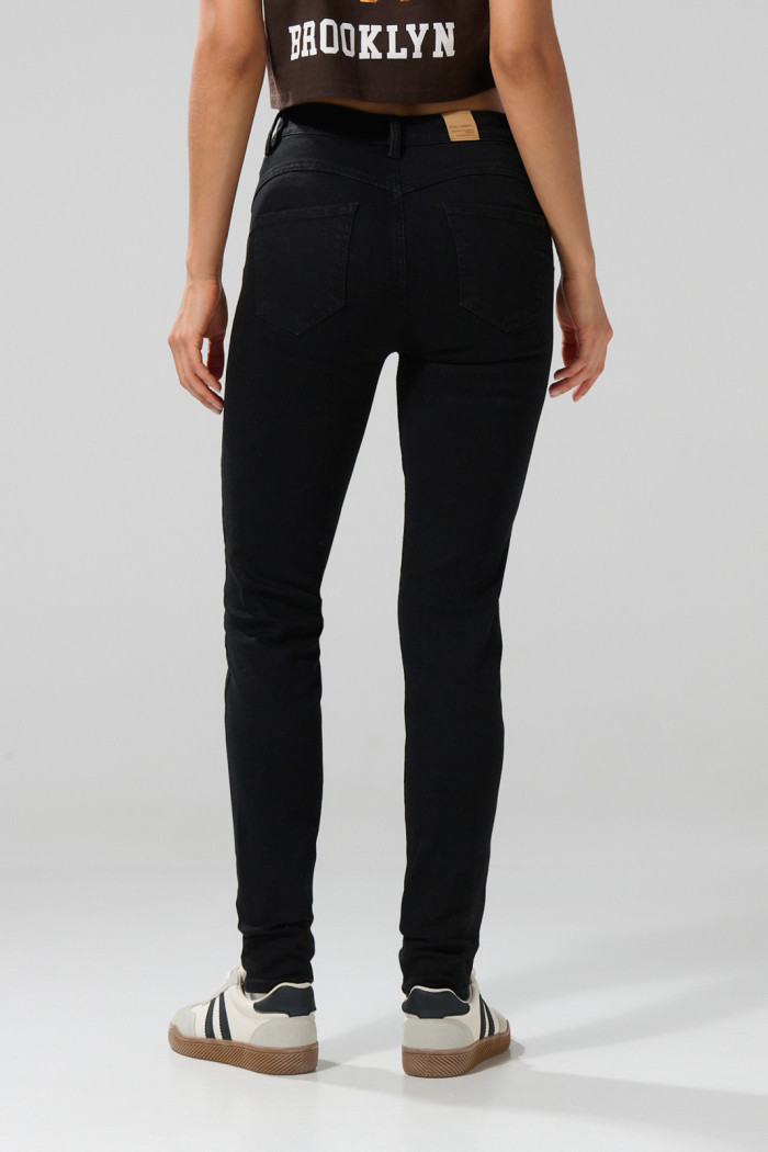 Jean negro push up con relace posterior y tiro alto