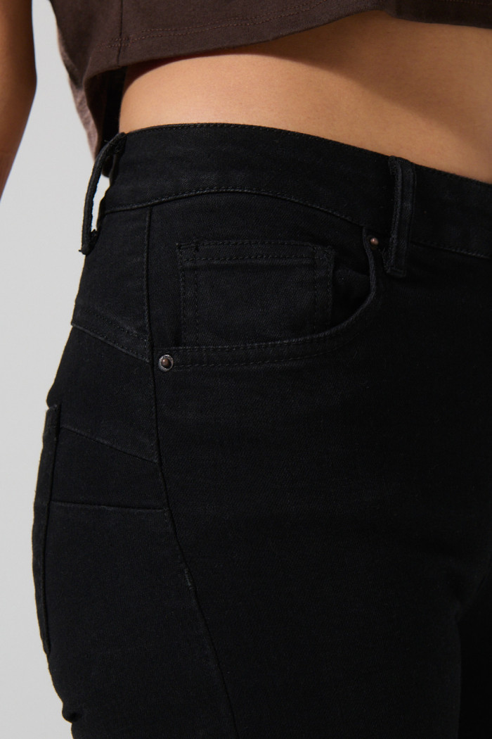 Jean negro push up con relace posterior y tiro alto