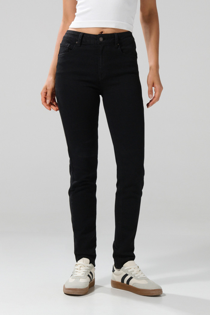 Jean negro push up con tiro alto, bolsillos y realce