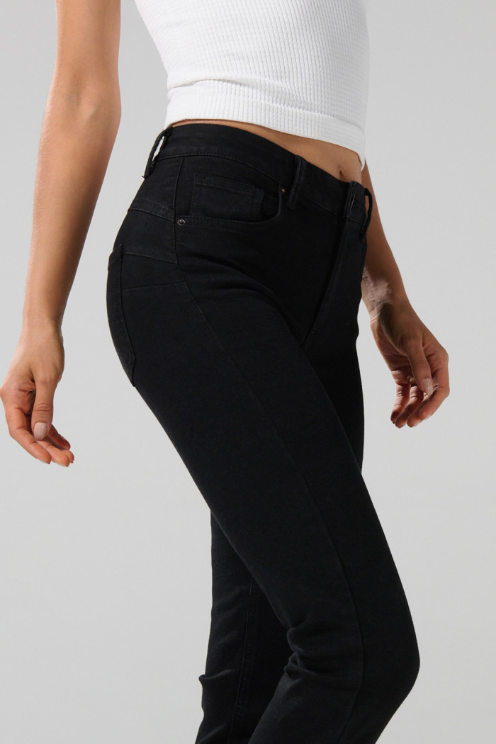 Jean negro push up con tiro alto, bolsillos y realce