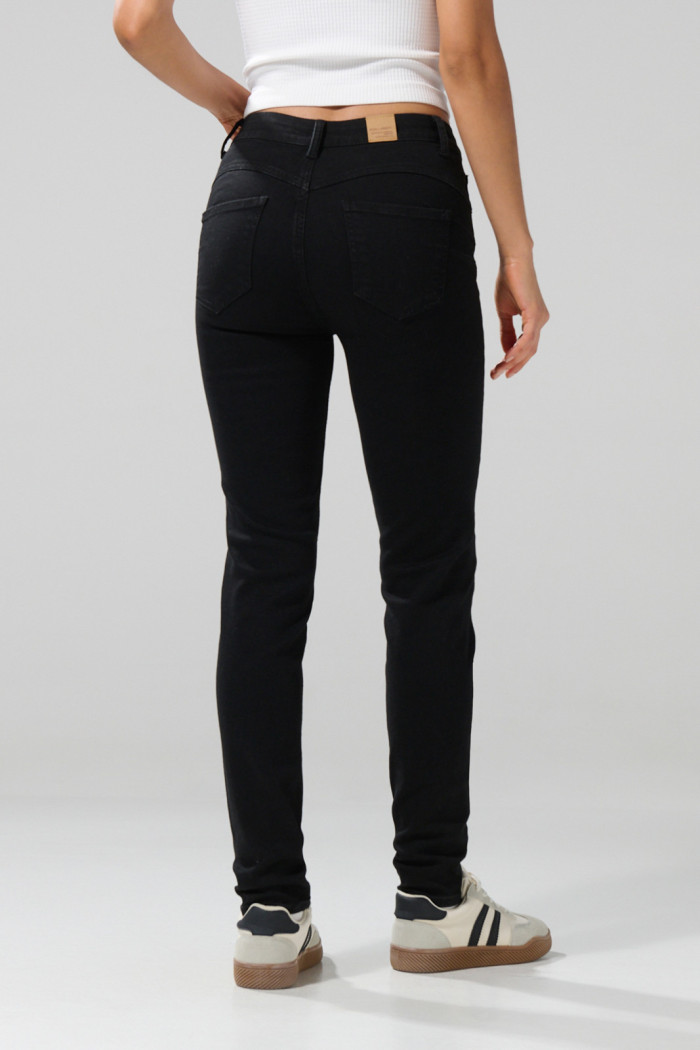 Jean negro push up con tiro alto, bolsillos y realce