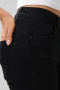 Jean negro push up con tiro alto, bolsillos y realce