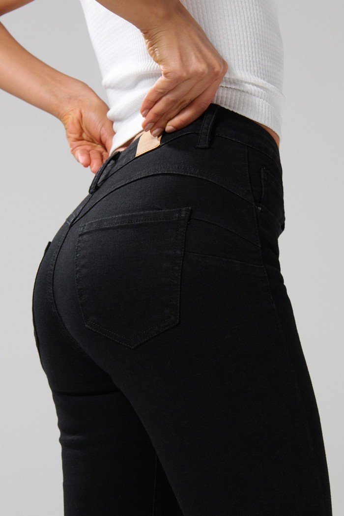 Jean negro push up con tiro alto, bolsillos y realce