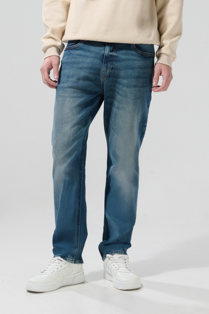 Jean straight leg azul medio con tiro bajo y desgastes