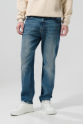 Jean straight leg azul medio con tiro bajo y desgastes