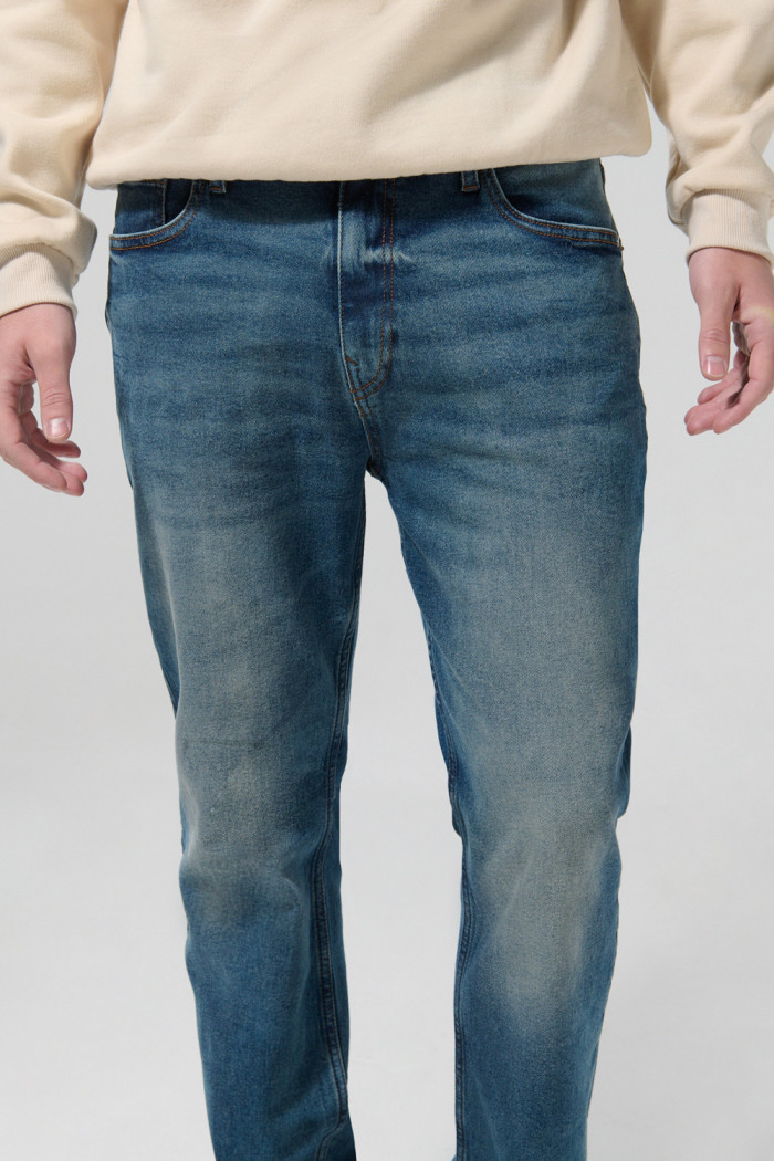 Jean straight leg azul medio con tiro bajo y desgastes