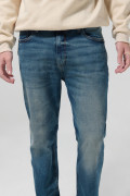 Jean straight leg azul medio con tiro bajo y desgastes