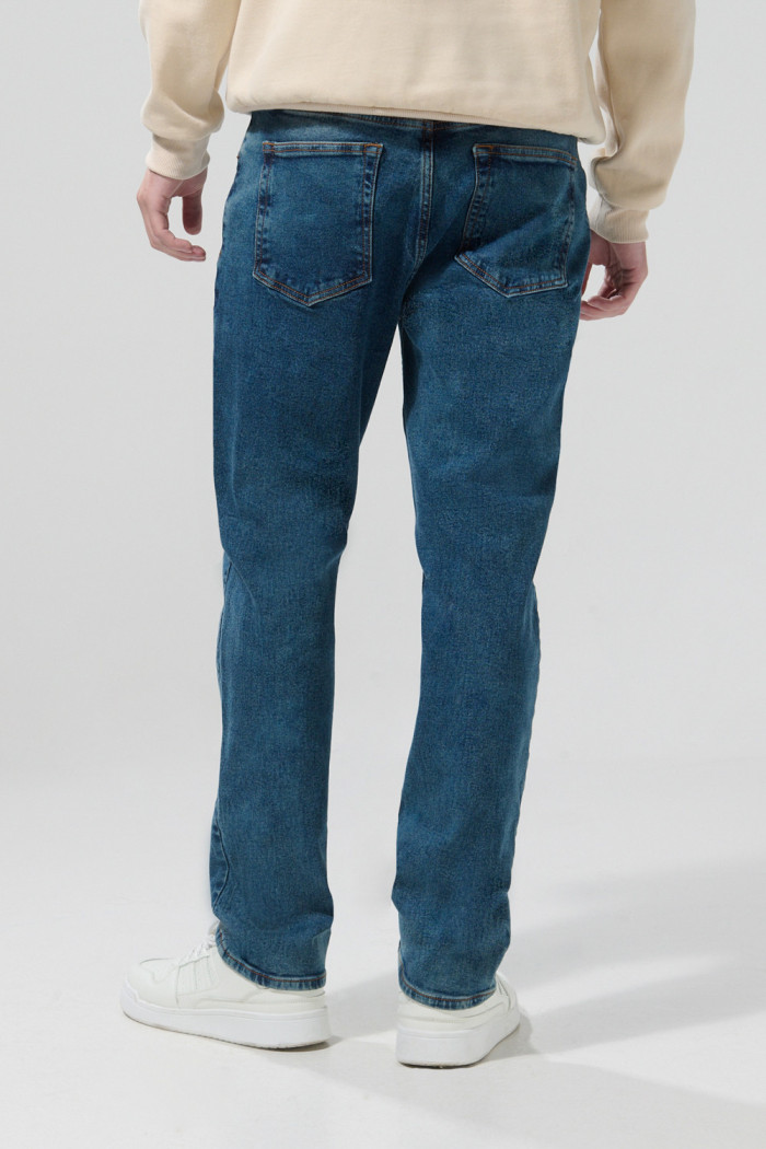 Jean straight leg azul medio con tiro bajo y desgastes