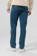 Jean straight leg azul medio con tiro bajo y desgastes