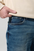 Jean straight leg azul medio con tiro bajo y desgastes