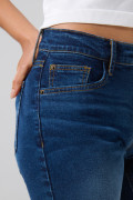 Short de jean azul oscuro tiro medio con 5 bolsillos