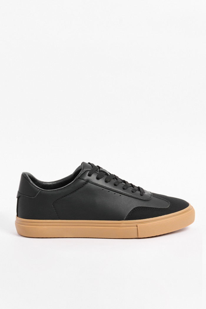Tenis casuales negros con suelas en contraste planas