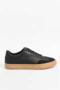 Tenis casuales negros con suelas en contraste planas