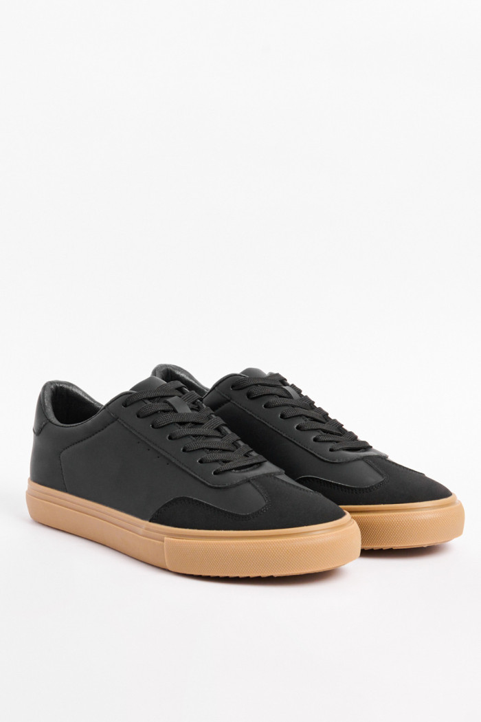Tenis casuales negros con suelas en contraste planas