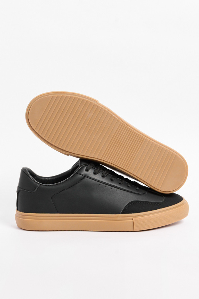 Tenis casuales negros con suelas en contraste planas