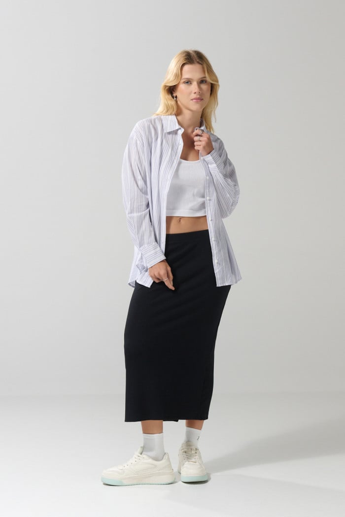 Blusa unicolor oversize a rayas con cuello camisero