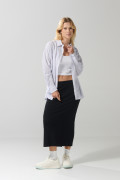 Blusa unicolor oversize a rayas con cuello camisero