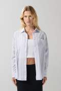 Blusa unicolor oversize a rayas con cuello camisero