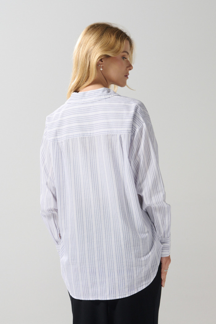 Blusa unicolor oversize a rayas con cuello camisero