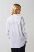 Blusa unicolor oversize a rayas con cuello camisero