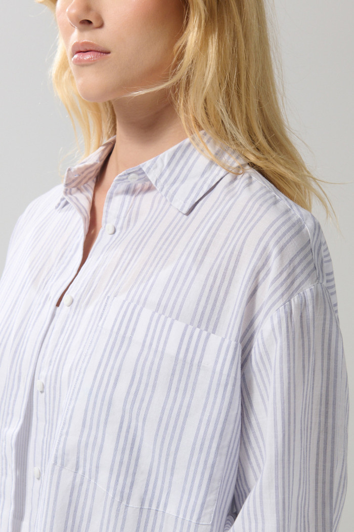 Blusa unicolor oversize a rayas con cuello camisero