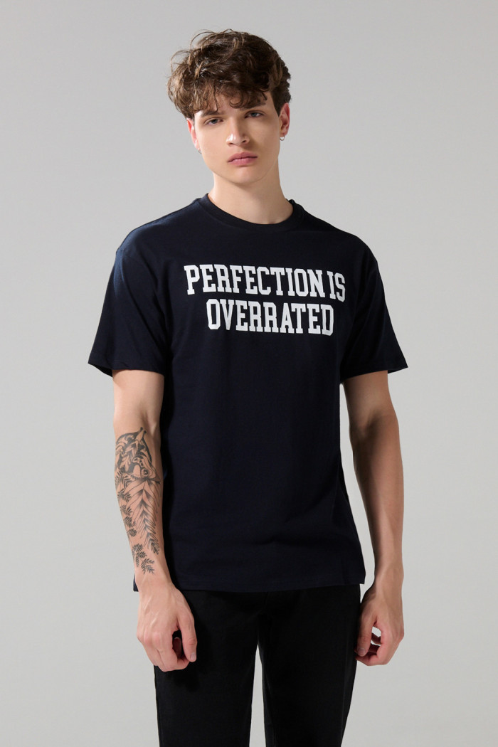 Camiseta en algodón azul manga corta con texto blanco