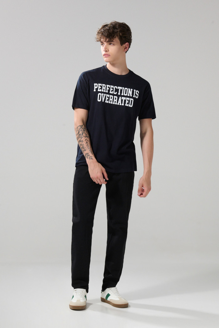 Camiseta en algodón azul manga corta con texto blanco