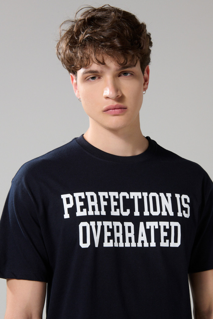 Camiseta en algodón azul manga corta con texto blanco