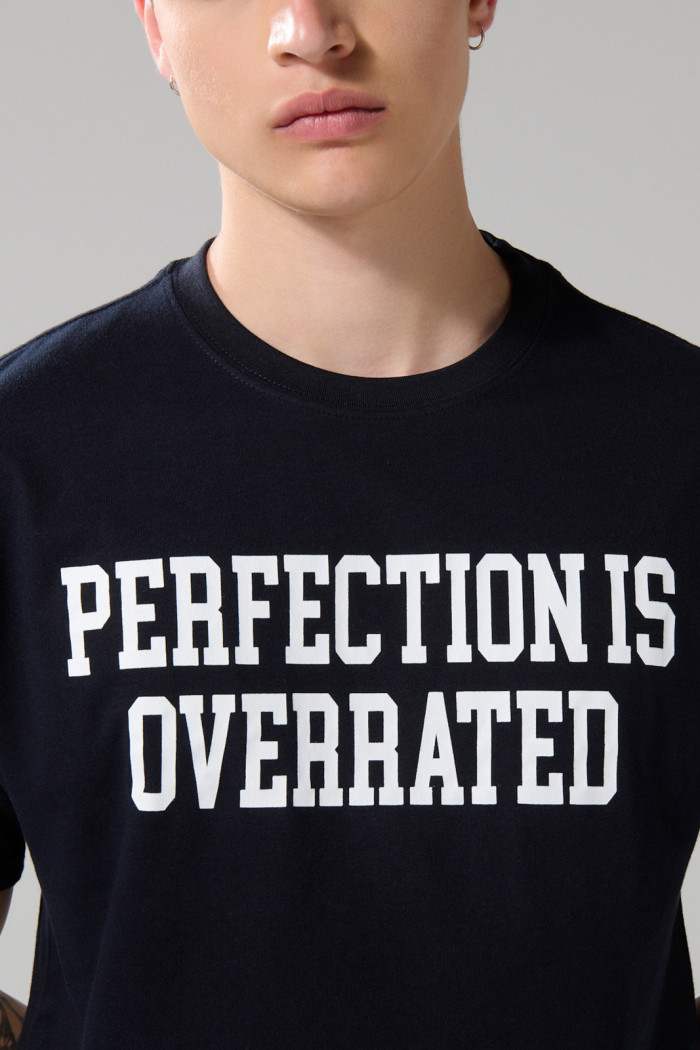 Camiseta en algodón azul manga corta con texto blanco