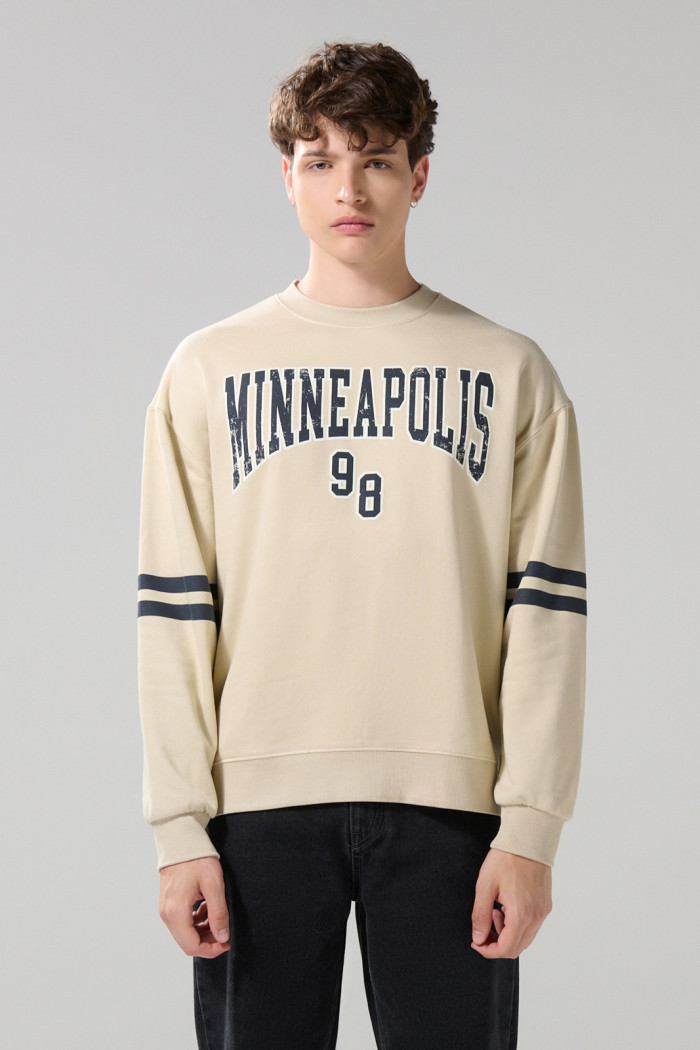 Buzo kaki oversize college con cuello redondo y franjas